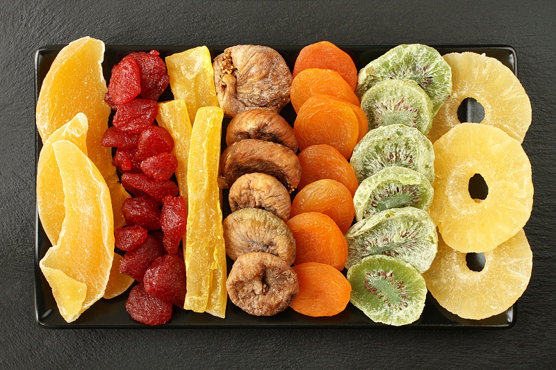 千庫(kù)網(wǎng)_芒果、木瓜、獼猴桃、菠蘿、干草莓、無(wú)花果、杏子等水果, 躺在黑色石頭表面的黑色陶瓷板上。宏觀_攝影圖編號(hào)20106491